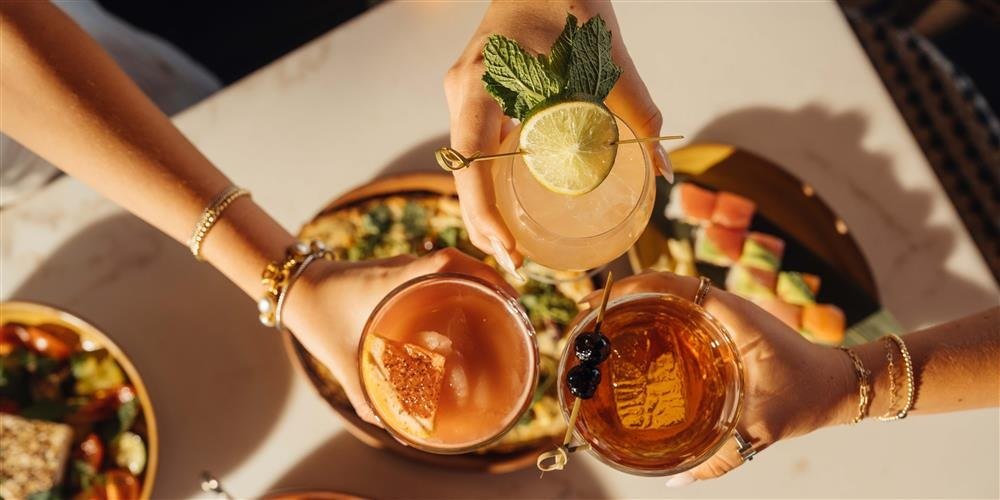 Guests raising a toast at théa